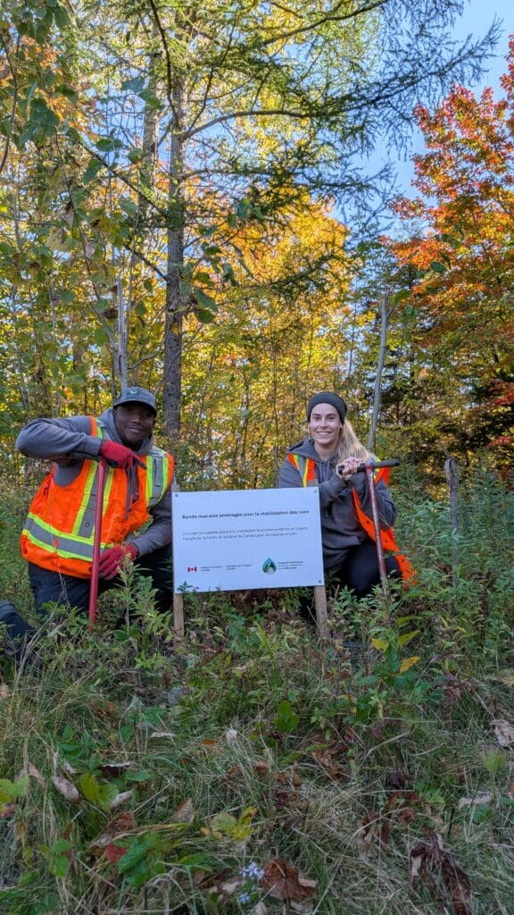 Grobec plante des arbres à Deschaillons-sur-Saint-Laurent